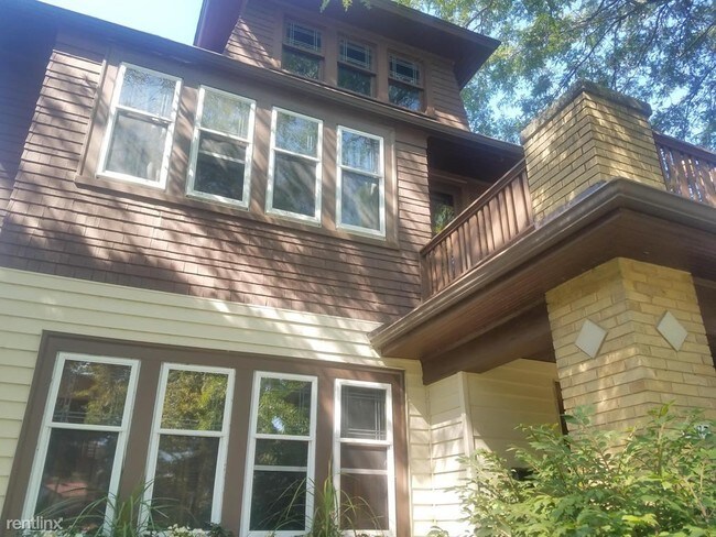 Building Photo - 3 br, 1 bath Apartment - 4477 N Frederick Ave