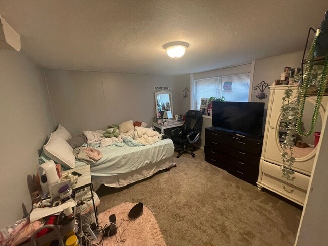 Building Photo - Excellent 4 bedroom home in great neighbor...