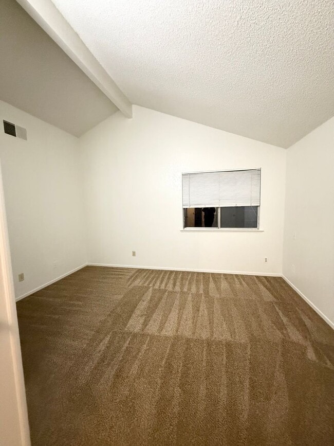 Building Photo - Nice 3 bedroom townhouse!