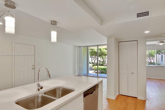 Foto del edificio - 3605 NE 207th St