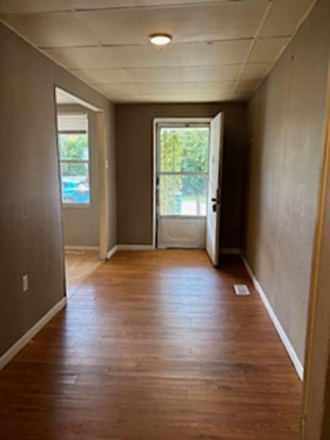 Building Photo - 3 bedroom, 1 bathroom Triplex: Martinsville