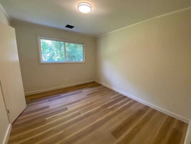 Foto del edificio - 643 W Matthews Ave