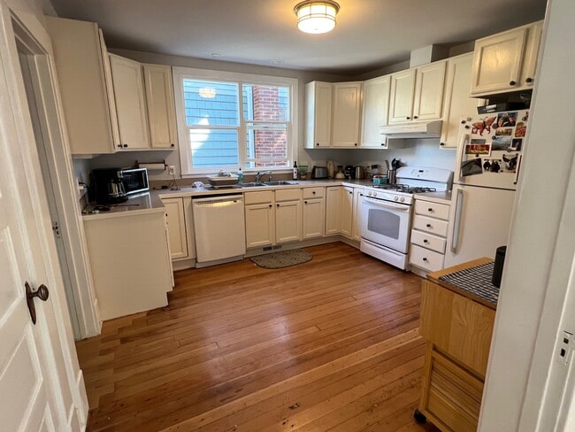 kitchen - 1310 Astor St