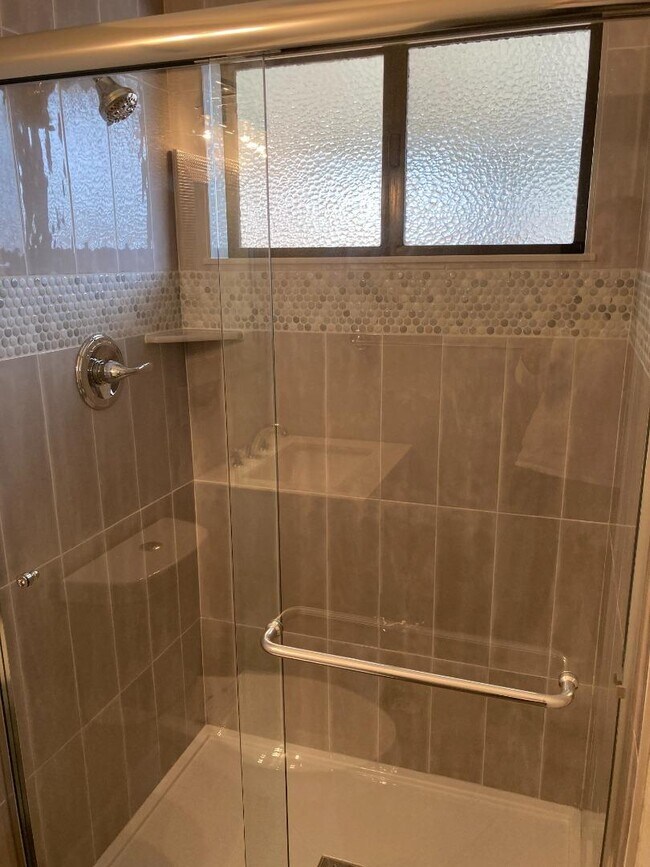 Building Photo - 502 Oak Ridge Dr