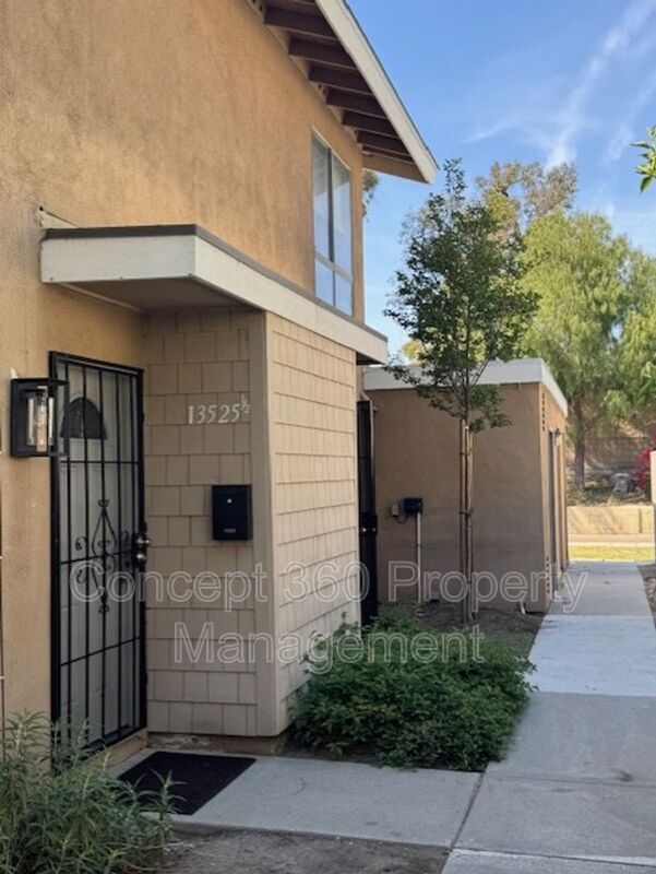 Building Photo - 13525 3/4 VILLAGE DR
