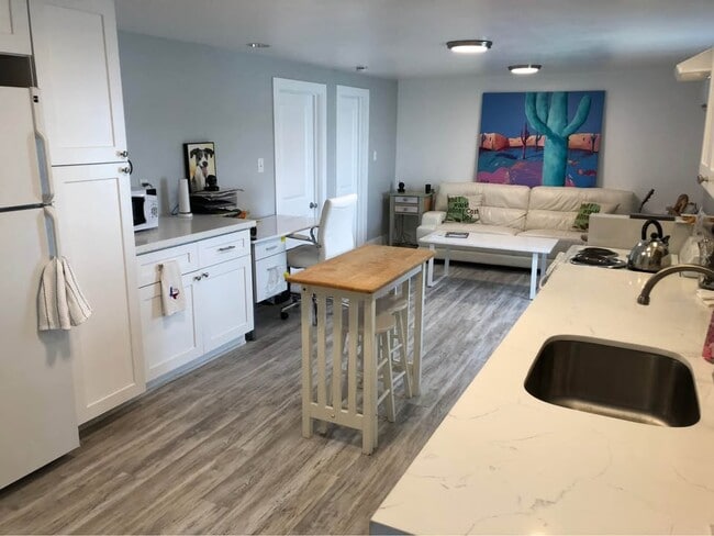 Foto del edificio - 4516 Banks St