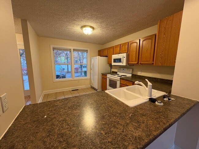 Foto del edificio - 825 Oak Tree Blvd NW