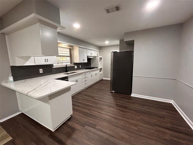 Foto del edificio - 611 Misty Glen Dr