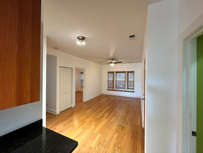 Foto del edificio - 3408 W Sunnyside Ave