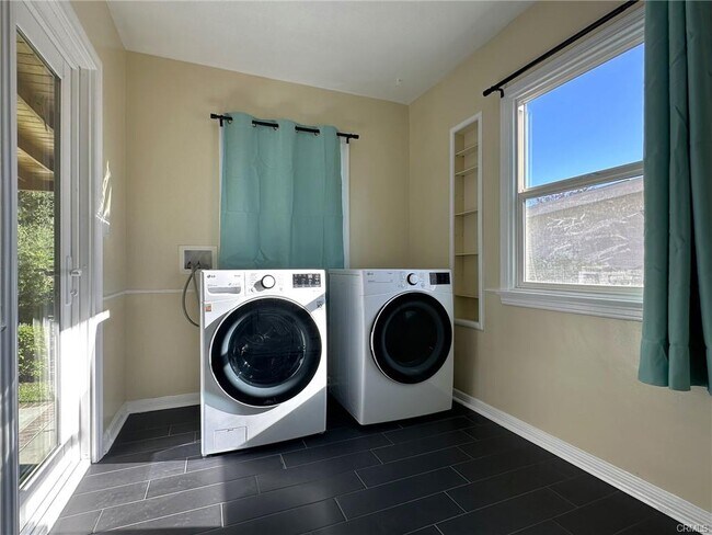 Foto del edificio - 2026 Pepper Dr