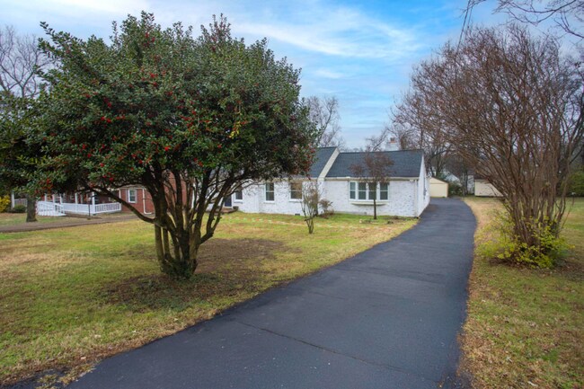 Foto del edificio - 2314 Deerwood Rd