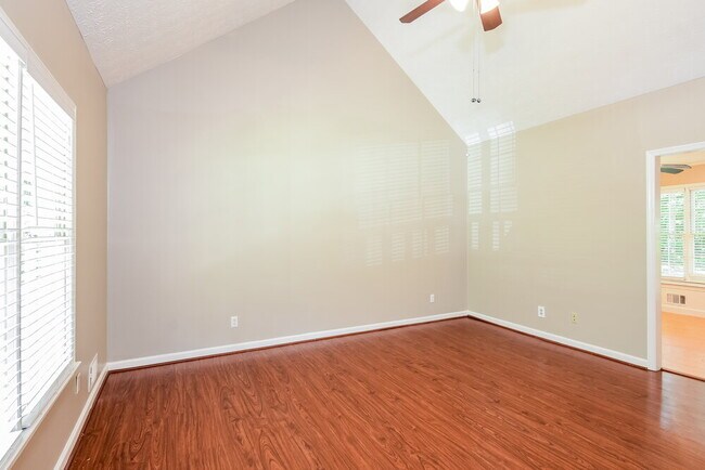 Building Photo - 503 Brooksdale Dr