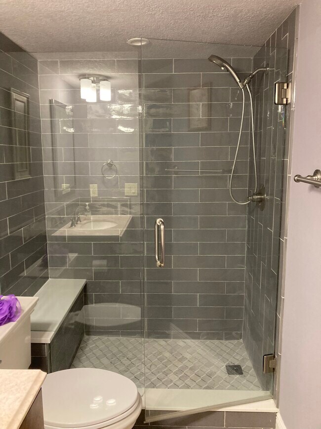 Dos hermosas duchas con mampara de cristal - 8150 Brent St