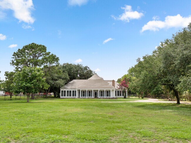 Foto del edificio - 5215 Skinner Ln