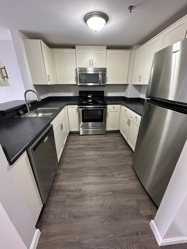 Building Photo - Carisbrooke at Manchester