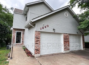 Building Photo - 1840-1846 NE Knollbrook Pl