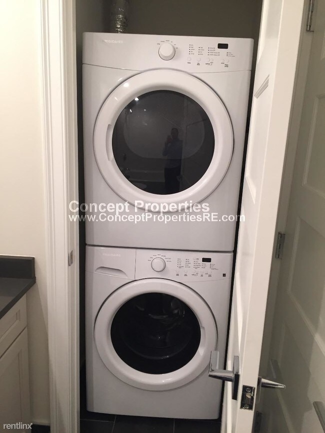 Building Photo - 2 br, 1 bath  - 11 Newcomb St Apt 8M