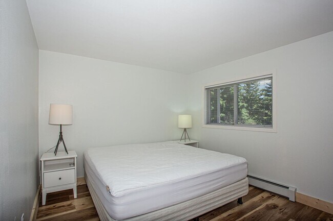 Building Photo - Update furnished One Bedroom One Bathroom ...