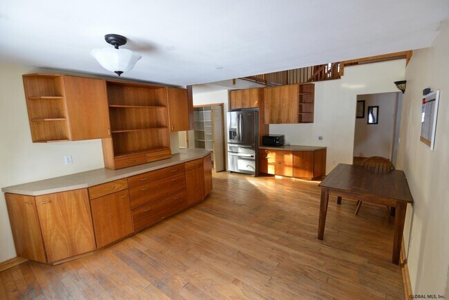 Foto del edificio - 543 Middle Grove Rd
