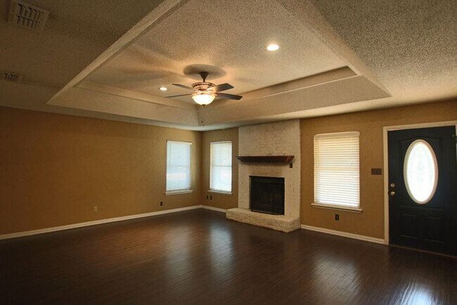 Foto del edificio - Available Now! Tour Today! 3 Bedroom 2 Bat...