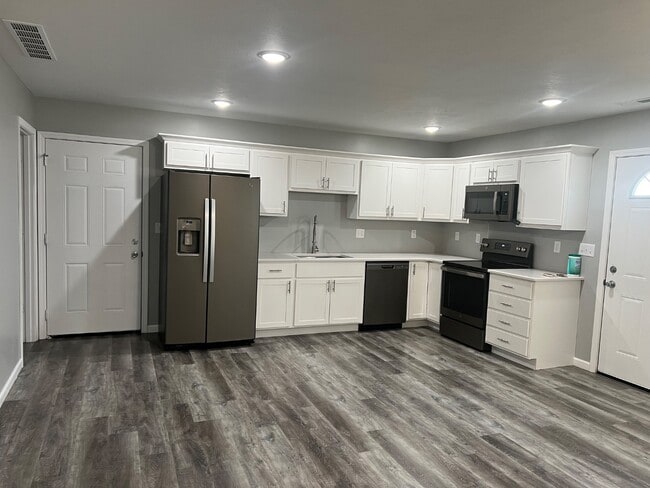 Building Photo - 109 Makayla Ave