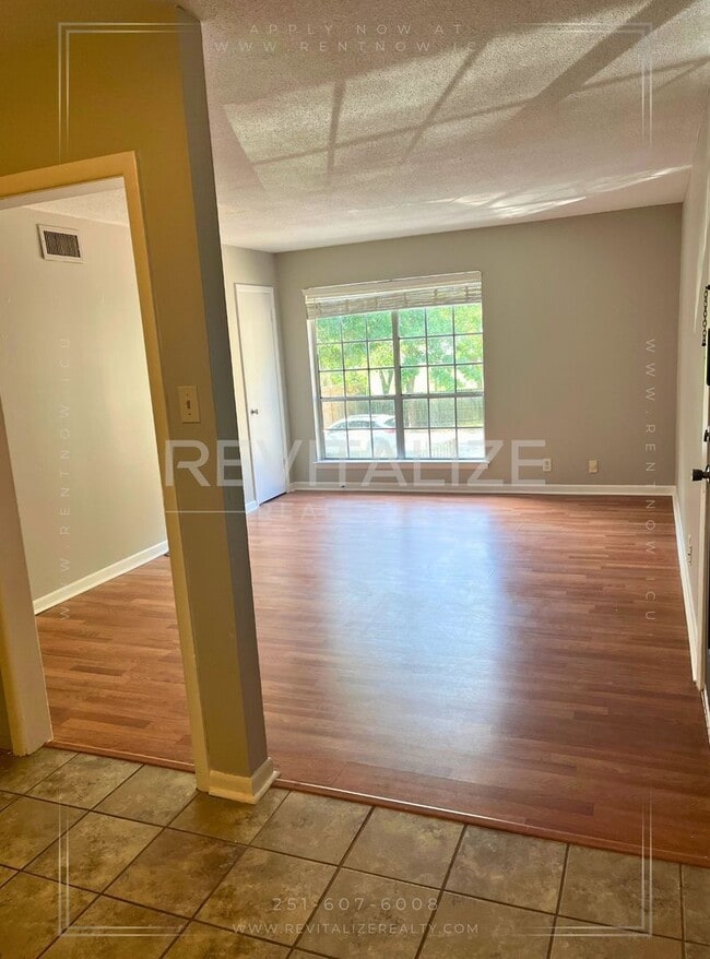 Building Photo - Charming 2/1 Apartment in Midtown!