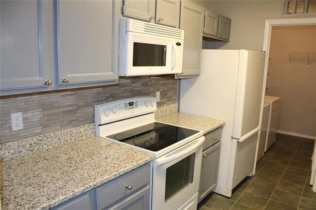 Building Photo - 204 Warm Springs Cir