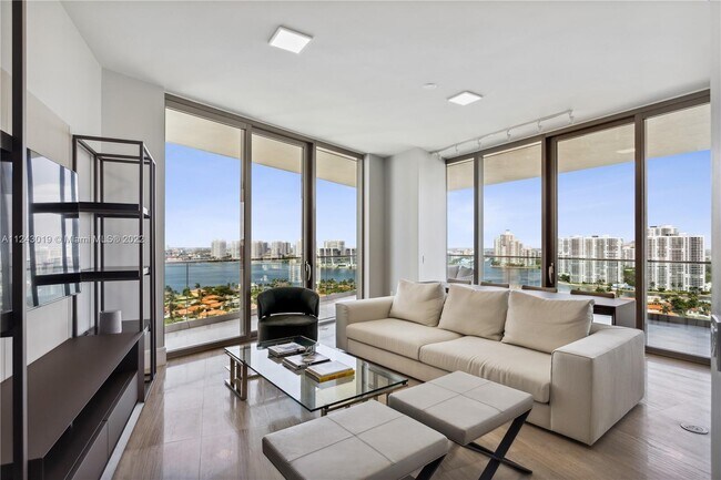Foto del edificio - 18975 Collins Ave