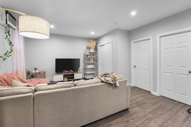 Building Photo - 14 W 19th St