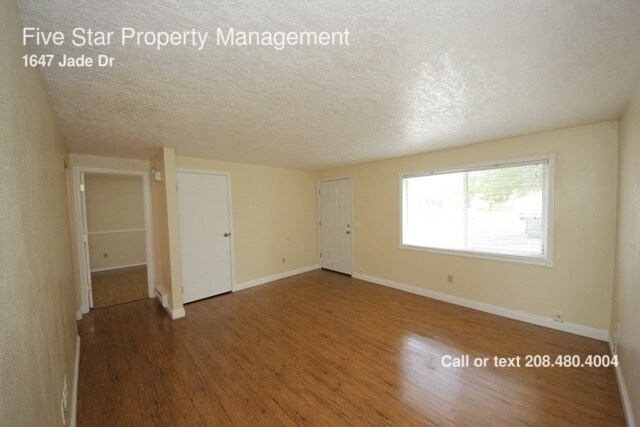 Foto del edificio - 1647 Jade Dr