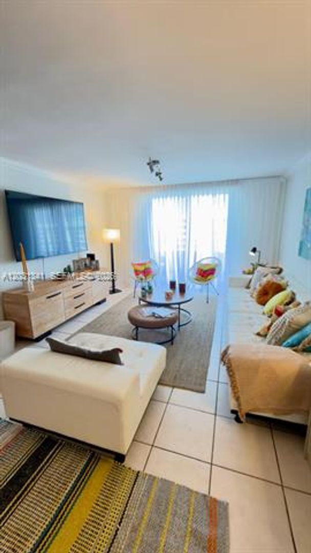 Foto del edificio - 5555 Collins Ave