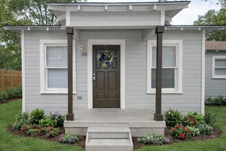 Building Photo - 932 Poinsettia St