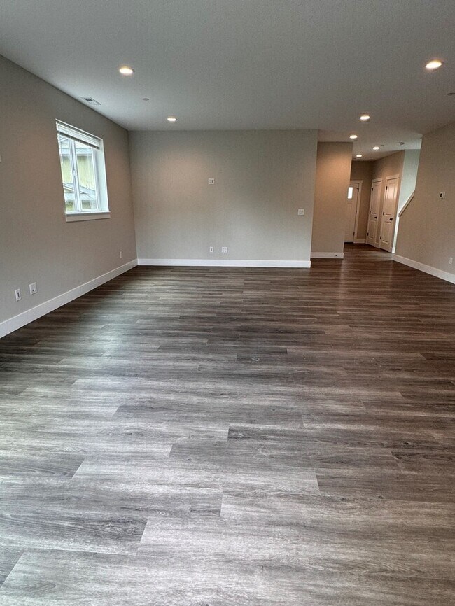 Foto del edificio - New Home Will Be Ready For Move In June 1st! One Block From Linfield University! Must See Today!