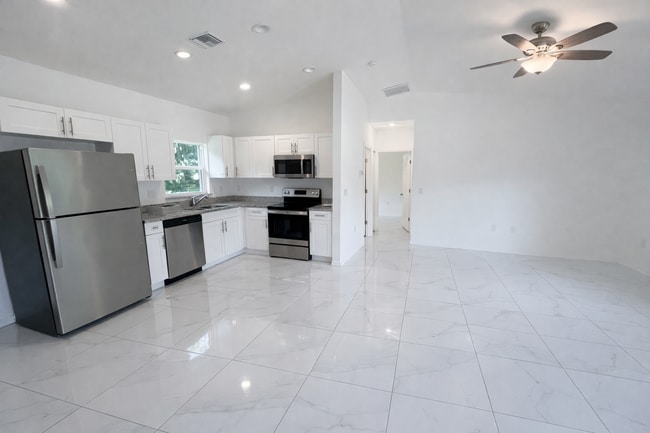 Building Photo - Beautiful 3 bedroom home Sw Lehigh Acres