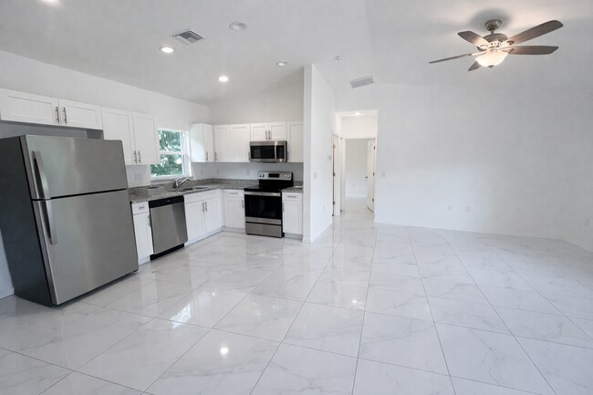 Foto del edificio - Beautiful 3 bedroom home Sw Lehigh Acres