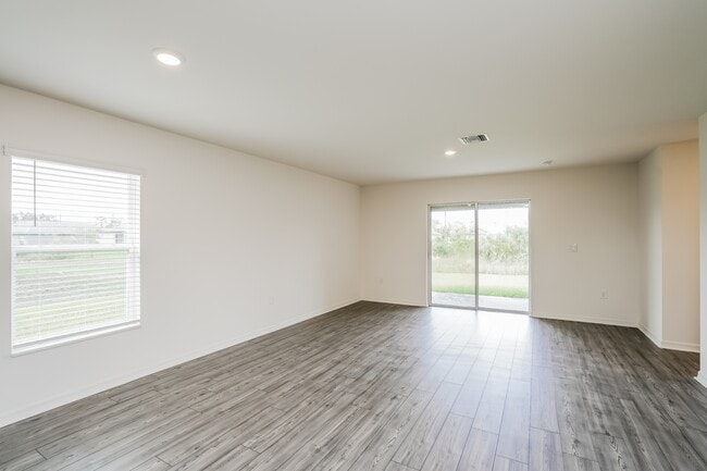 Foto del edificio - 166 Blackstone Dr