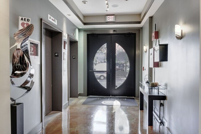 Foto del edificio - Awesome 1BE/1BA Condo in the heart of West End!