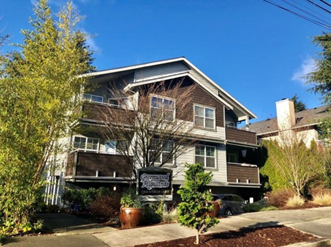 Foto principal - Vaulted Ceilings, Fireplace, LVP Flooring,...
