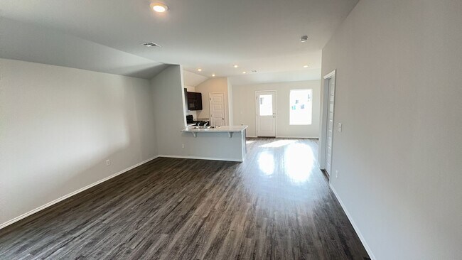 Foto del edificio - A Very Spacious and Beautiful 3 Bedroom 2 Bath Home in Yukon Schools