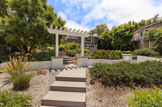 Building Photo - 1601 San Dieguito Dr