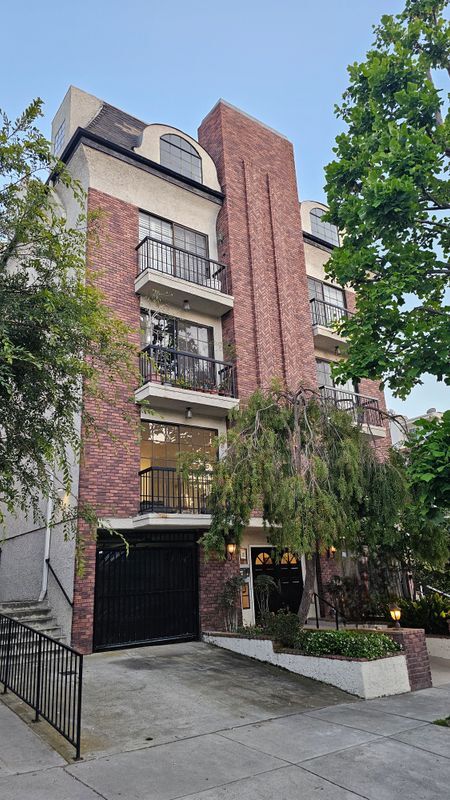 Foto del edificio - 10620 Eastborne Ave