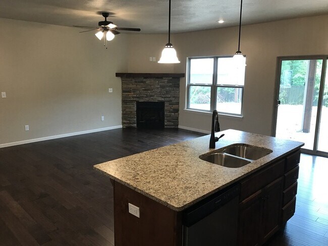 Building Photo - Beautiful 4 bedroom home in Nixa in the Co...