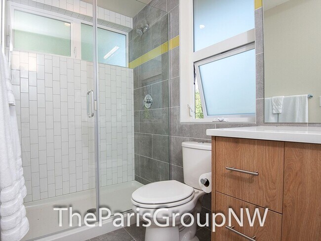 Building Photo - Modern Madrona 3BR TH * A/C!!* Big Open Sp...