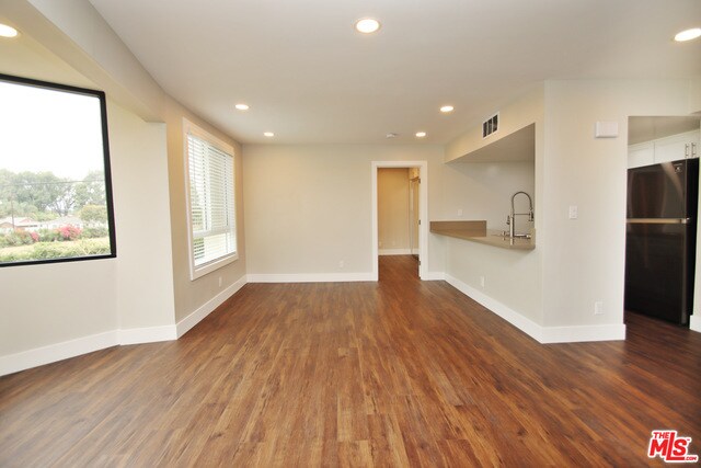 Building Photo - 16550 Vanowen St