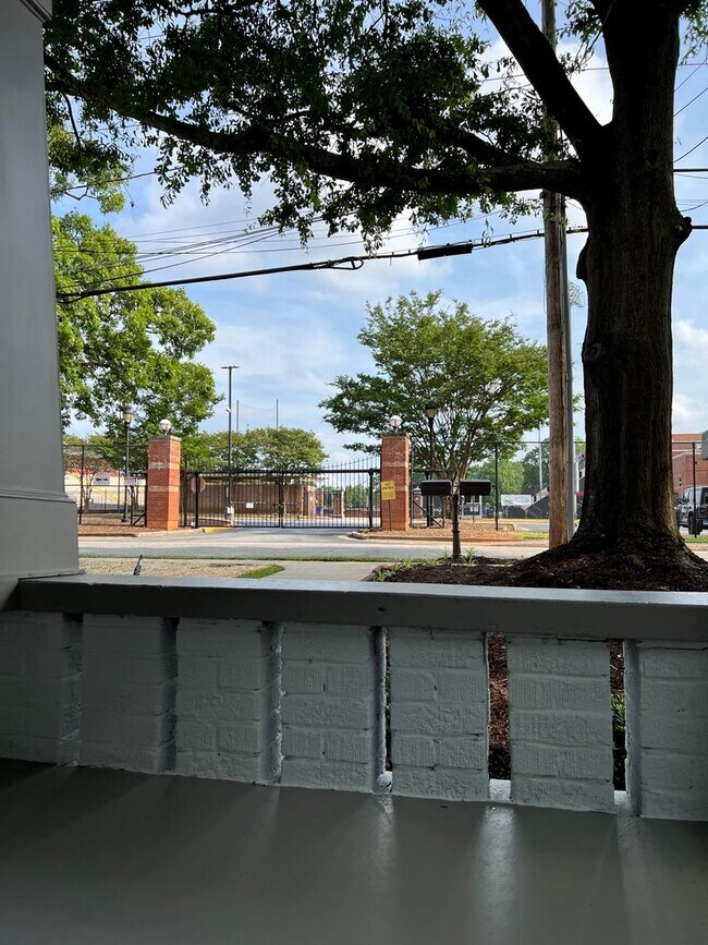 Building Photo - **GET $300 OFF FIRST, FULL 3 MONTHS OF RENT**1565 Walker Ave Unit B: 1BD, 1BA Duplex Unit Located...