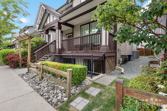 Photo du bâtiment - Charming 2-Bedroom Basement Suite in the Heart of Clayton Heights