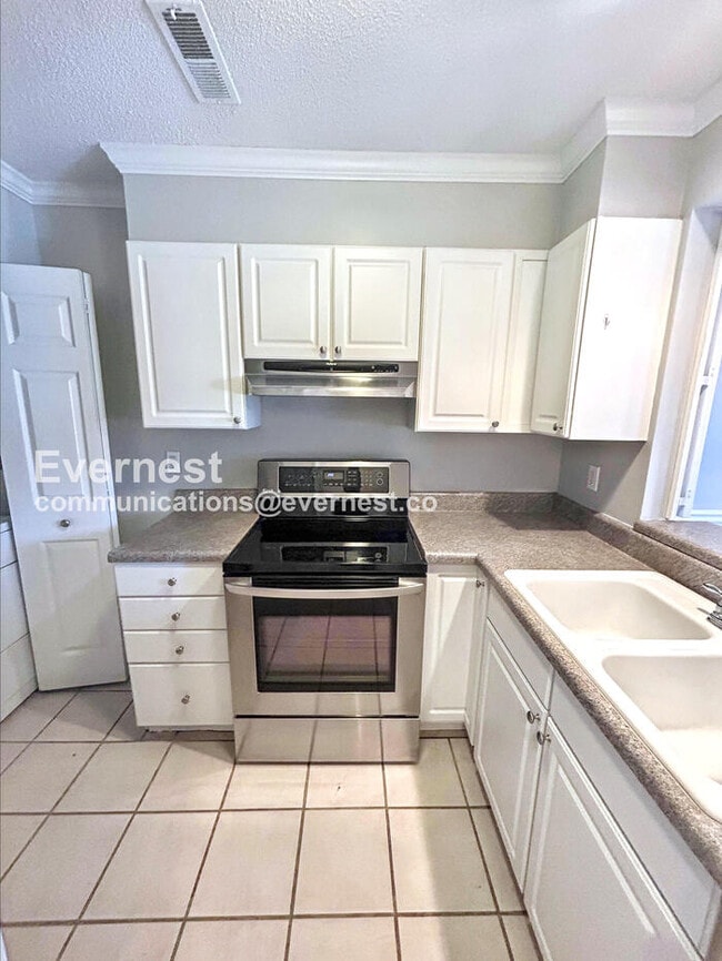 Building Photo - 2 Bed/2.5 Bath Condo with Off-Street Parking / Available Now!