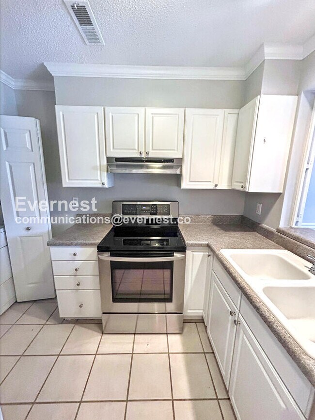 Foto del edificio - 2 Bed/2.5 Bath Condo with Off-Street Parking / Available Now!