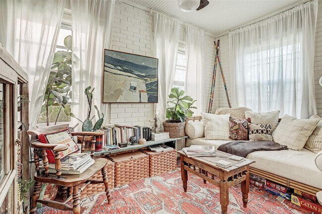 Foto del edificio - 2112 Banks St