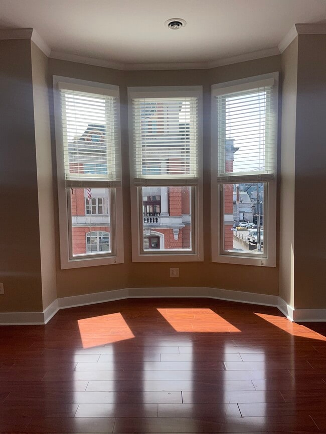 Building Photo - 48 Castle St